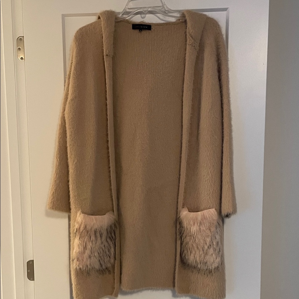 Chic Tan Hooded Cardigan with Faux Fur Pockets